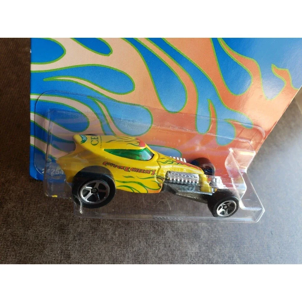 2001 Hot Wheels CHUCK E. CHEESE'S SWEET 16 II Yellow ZAMAC Base 5 SP 1:64 #27254